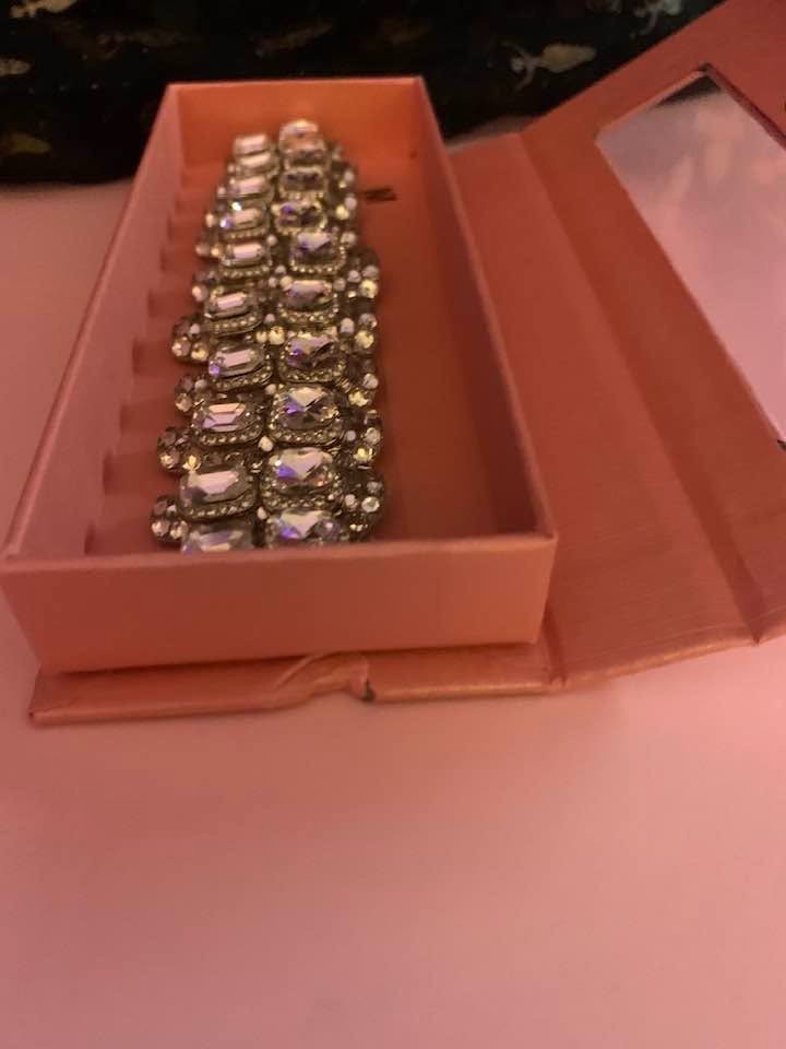 Lovful Silver Majesty Press on Nails Brand New Medium