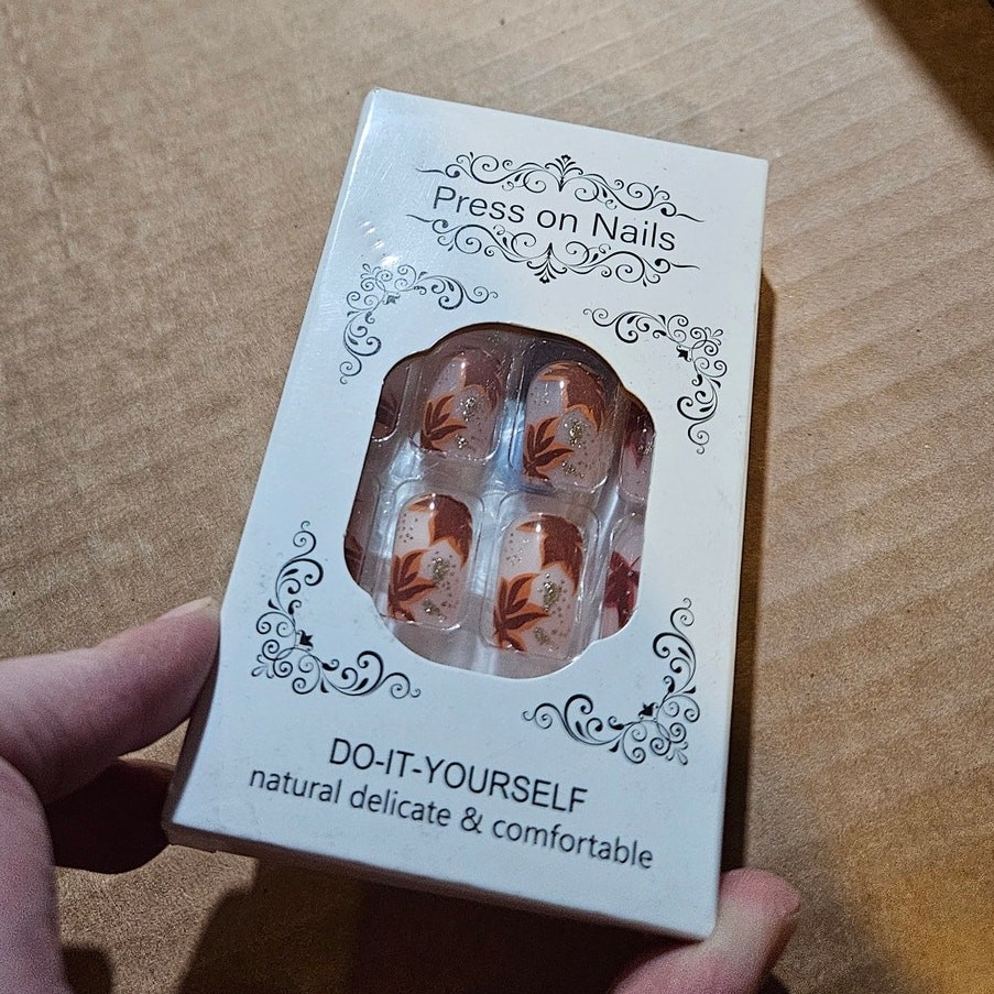 Boutique Maple Leaf Press-On Nails ~ DIY ~ Natural Delicate Comfortable