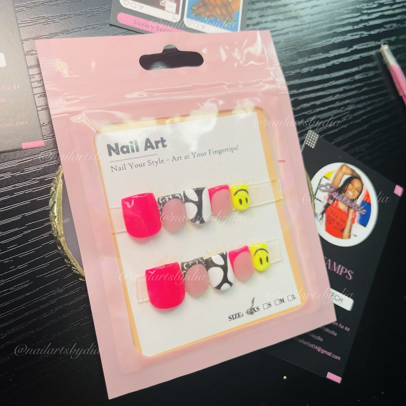 Nail Arts by Dia Square Short Press-On Nails Pink Yellow Shiny Smiley