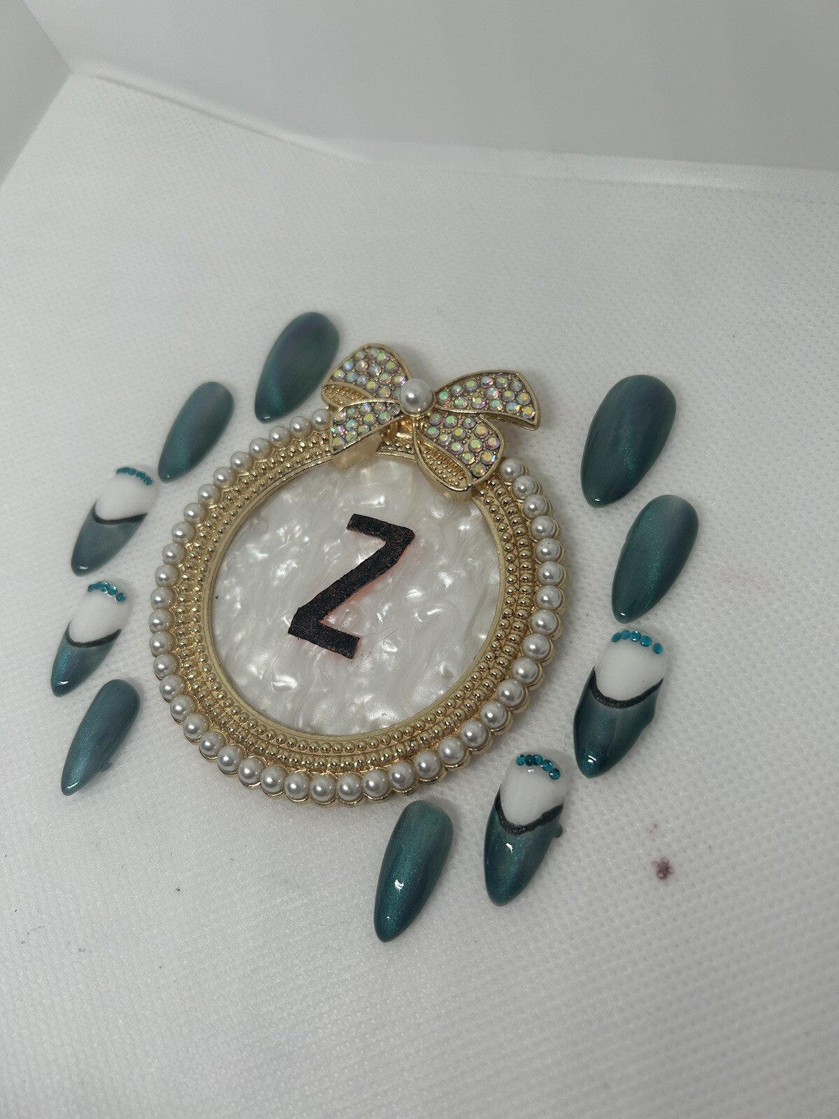 Z NAILZ! Gorgeous M Almond Green Cat Eye. Two Nails Have Stones. Press On Nails