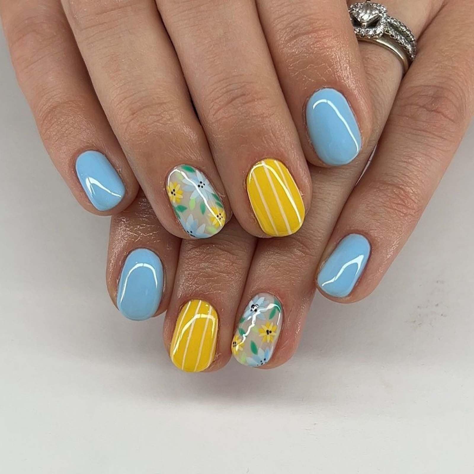 24Pcs Short Press on Nails Spring Blue Yellow Flower Fake Nails with Stripe S…