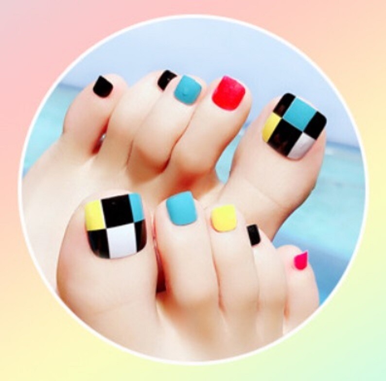 Handmade Press On Toe Nails – Glossy Pedicure Nails, Design Flower Fake Nails
