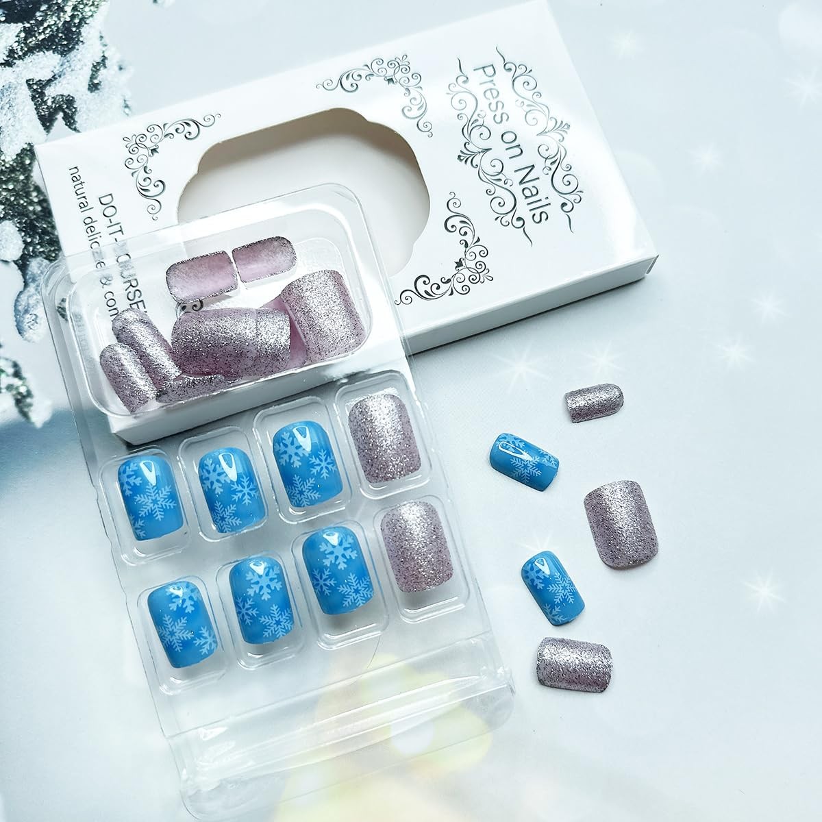 24Pcs Winter Snowflake Press on Nails Short Square Fake Nails with Glue Silve…