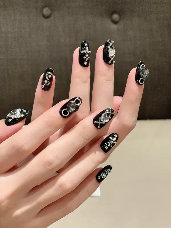 Exquisite Black Heart-Shaped Diamond Decoration Press-on Nails Gothic