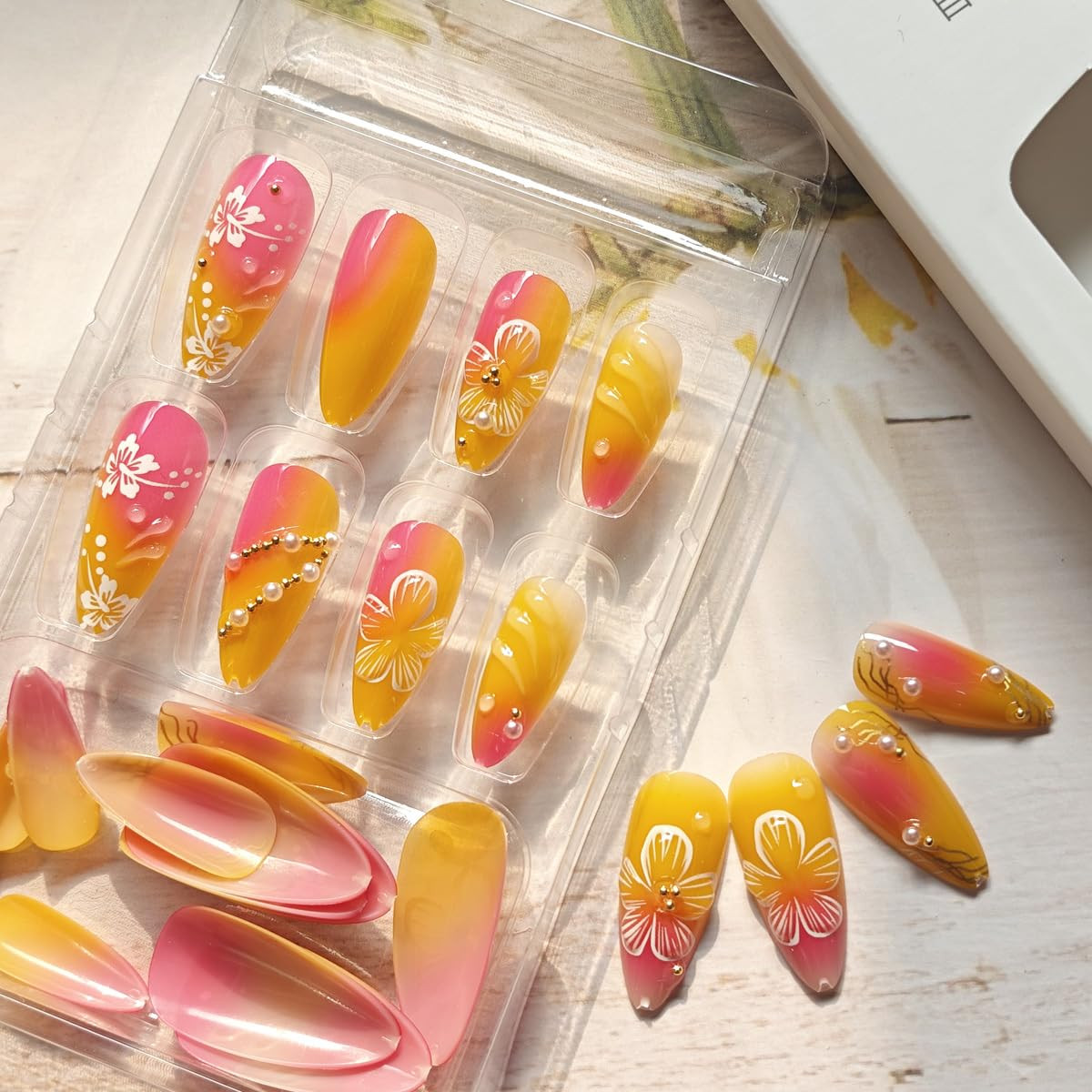 24Pcs Flower Press on Nails Medium Almond Fake Nails 3D Floral with Gold Pearl R