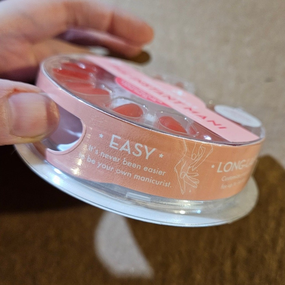 Olive & June Instant Mani Press-On Nails Squoval Extra Short CV ~ Classic Red