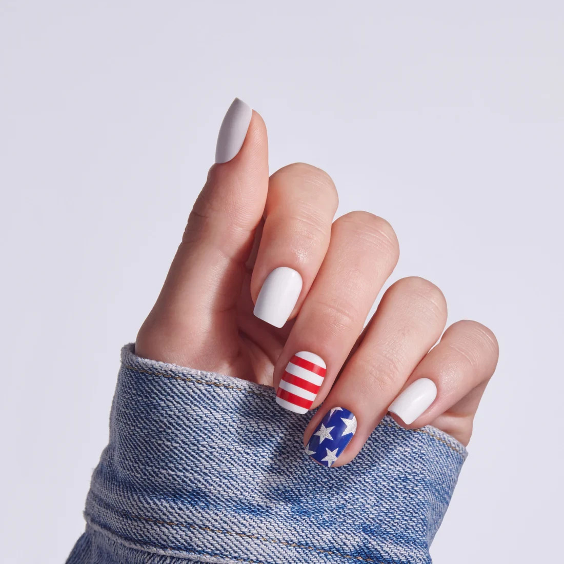 KISS 32 GLUE ON NAILS SHORT SQUOVAL RED, WHITE & BLUE MELODY IN MOTION FLAG NEW