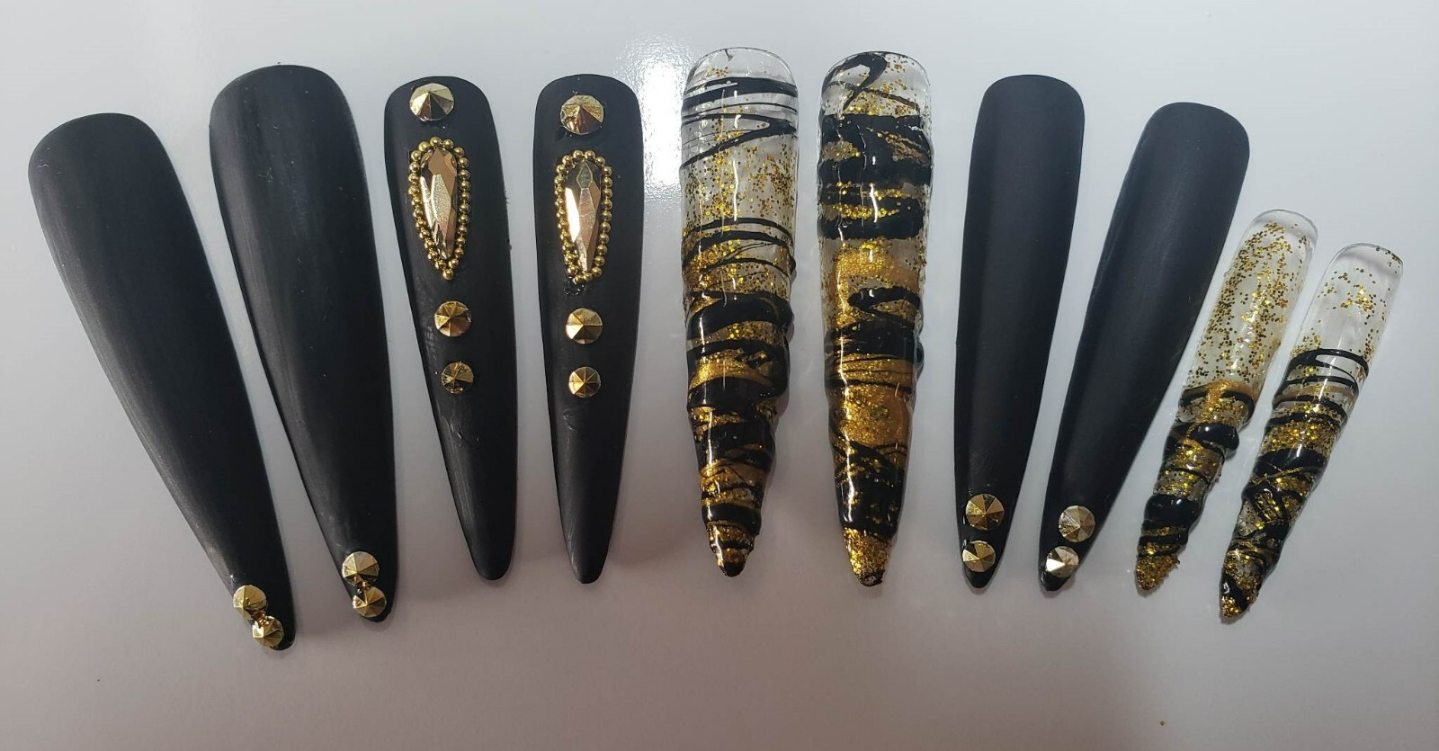 Black and Gold XXL Stiletto Press-on Nails – Medium, Handmade