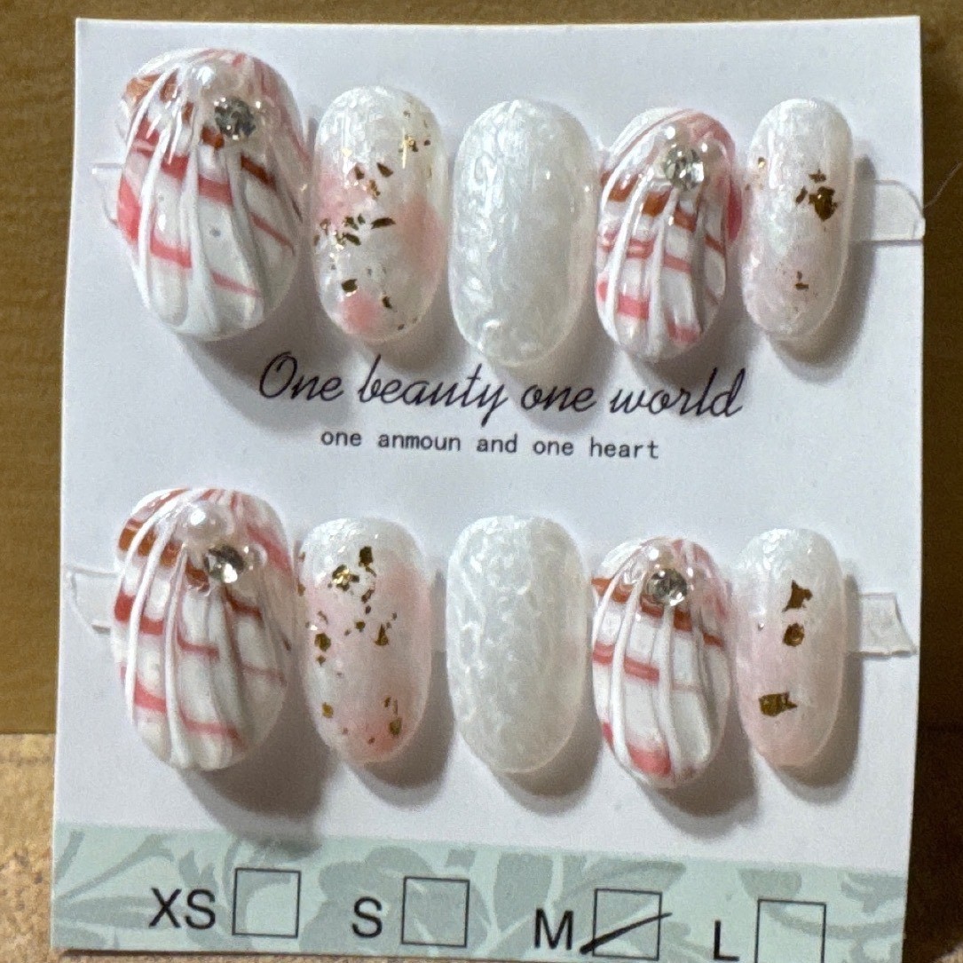 Pink Accent And White Shell With Pearl Effect For A Elegant Look