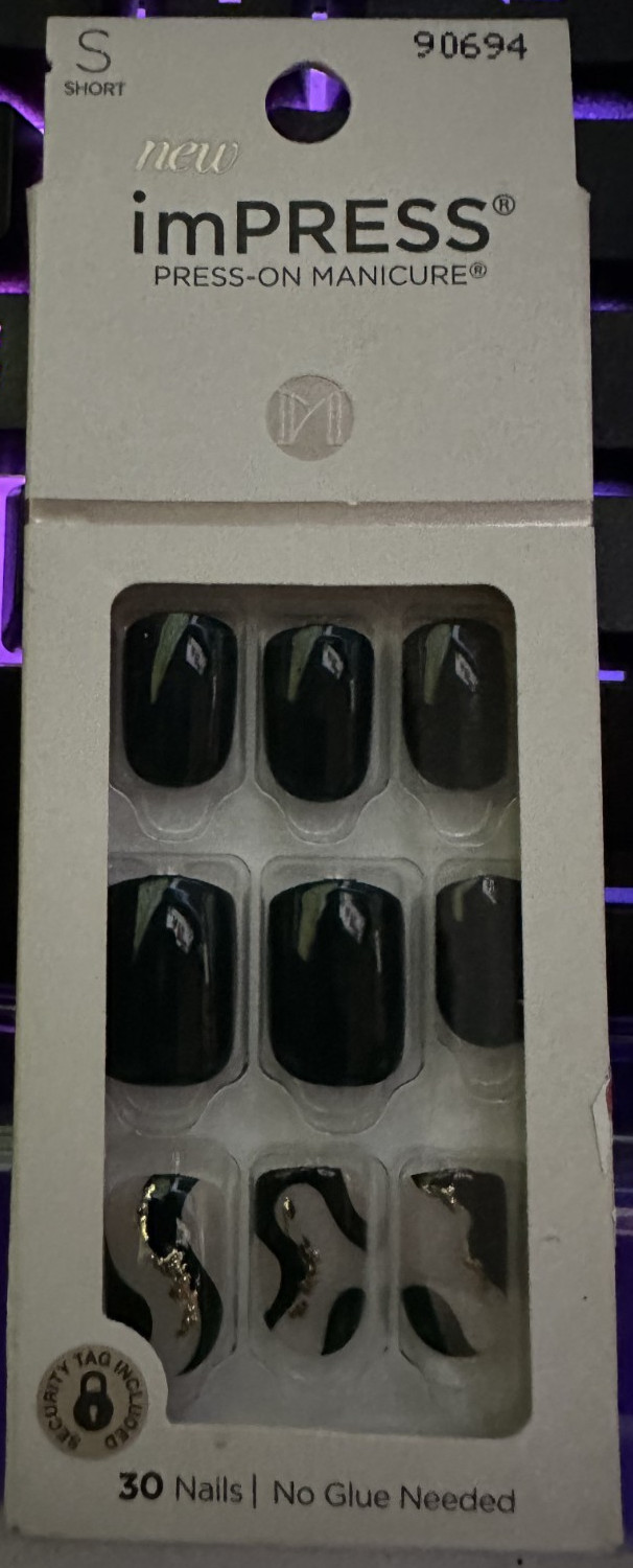 Impress Manicure Nails Gloss Medium Dark Green with swirl accent gold square