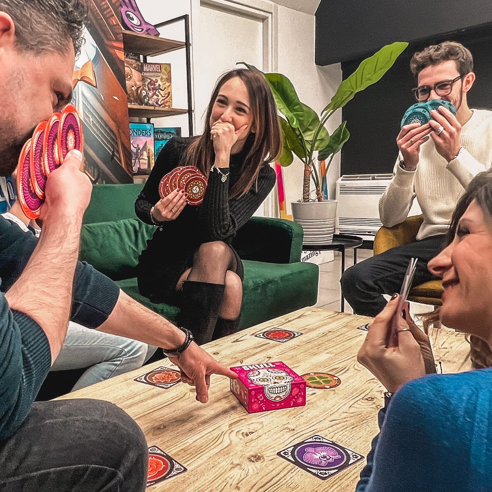 Asmodee Skull Party Game – Bluffing and Strategy Game, Medium, Multicolored