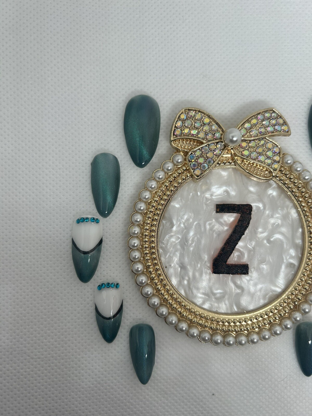 Z NAILZ! Gorgeous M Almond Green Cat Eye. Two Nails Have Stones. Press On Nails