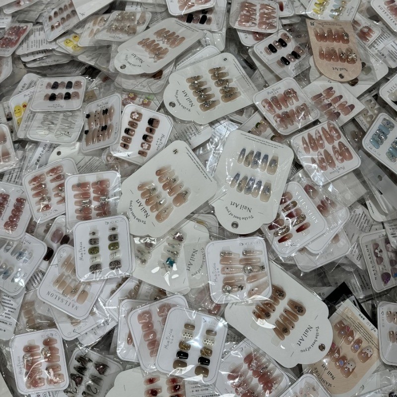 40 Pieces of Nail Art, 4 Sets of Random Manual Nail Pressing Combinations