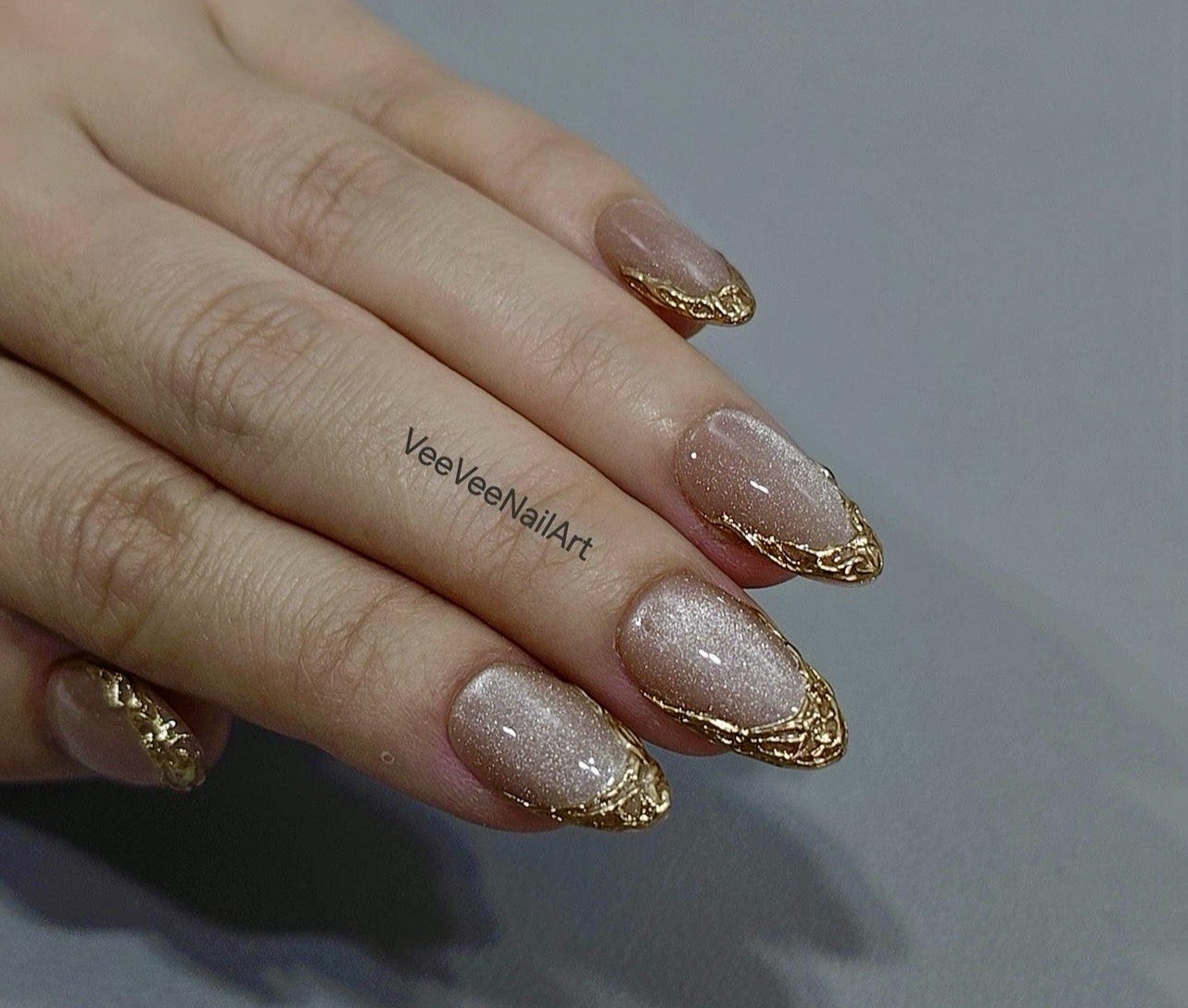 VeeVeeNailArt Beige/Gold Catseye 3D French Short Almond Full Cover Press-On