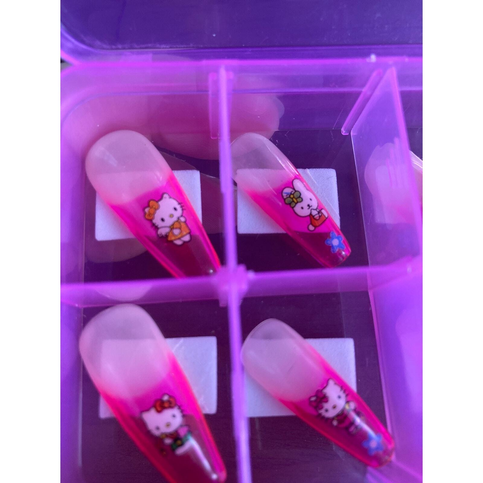 Tre She Hello Kitty glue on nails