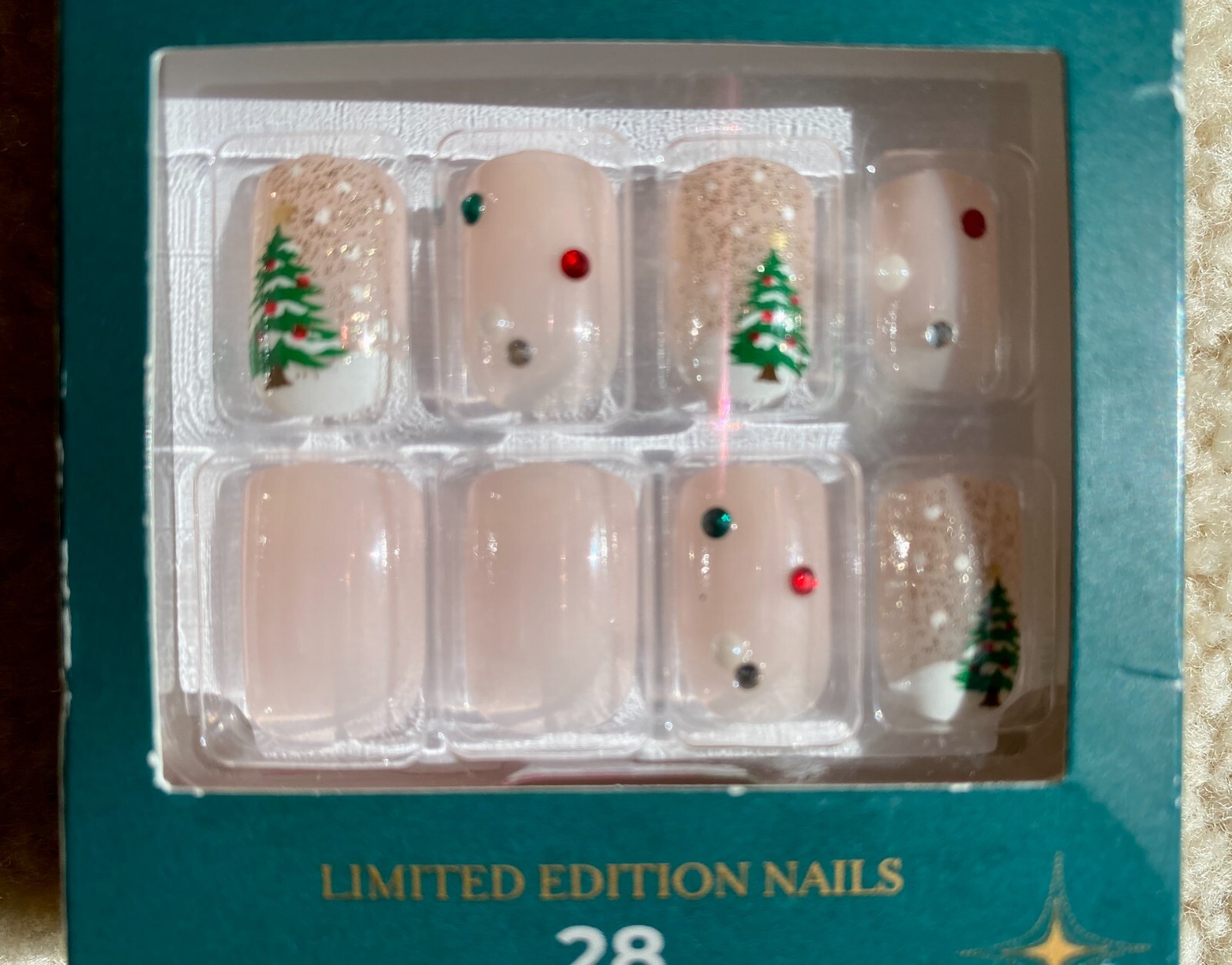 KISS Voguish Fantasy 91180 Ltd Edition Short Christmas Tree Holiday Nails BNIB