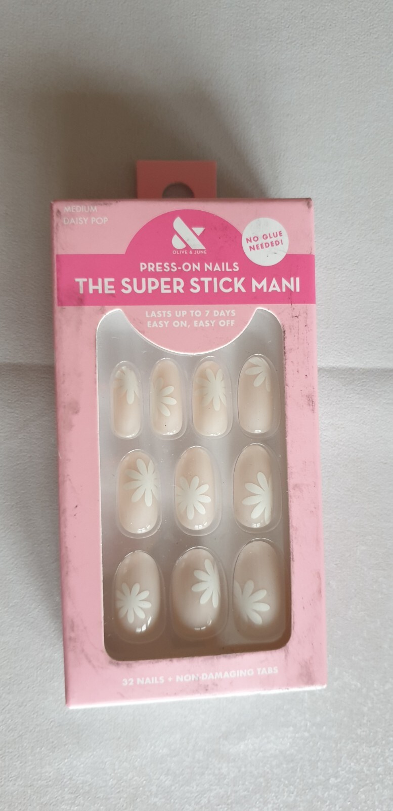 32 Pieces Olive & June Round Fake Press-On Nails Daisy Pop White Flower