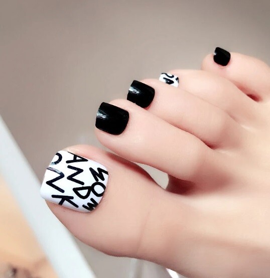 Handmade Press On Toe Nails – Glossy Pedicure Nails, Design Flower Fake Nails