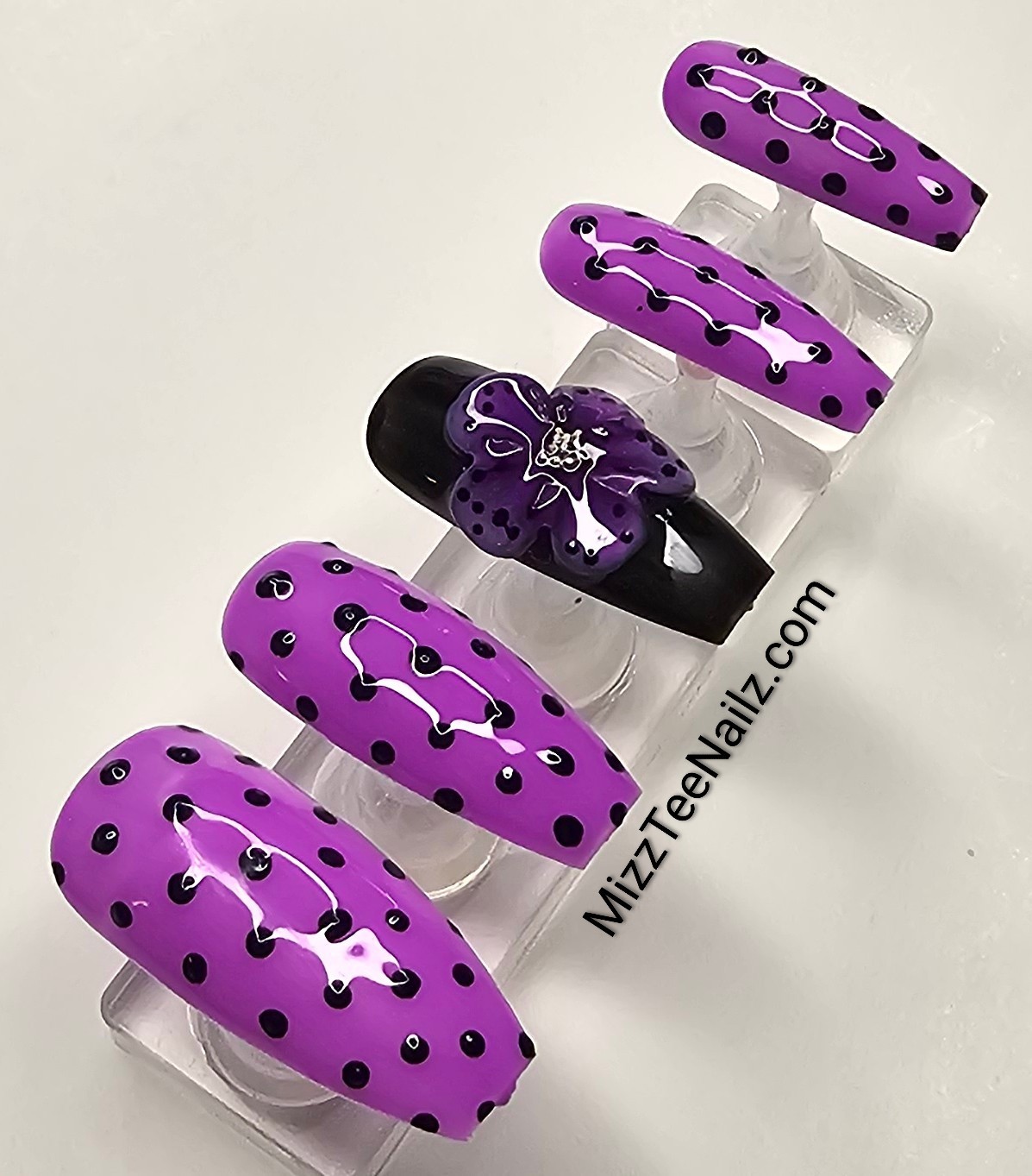 Press-On Nail Set # 107: Polka Dot Passion