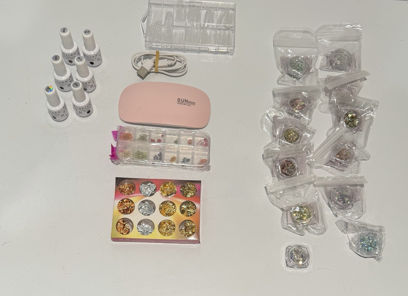 Bundle Nails Art Kit With UV Light And 6 Differents Colors