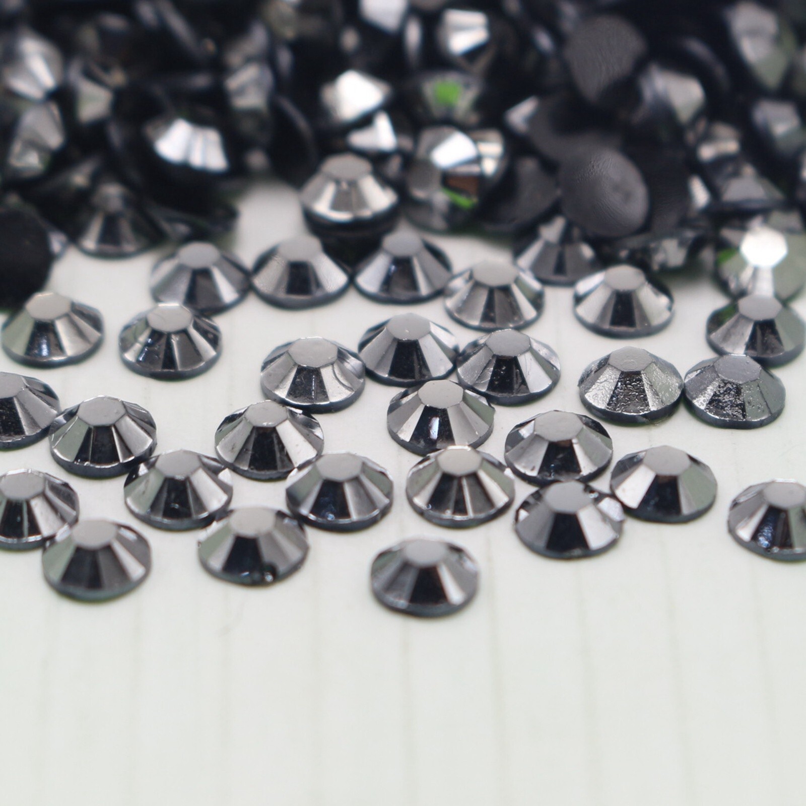 2000 Gunmetal Crystal Acrylic Round Faceted Flatback Rhinestone Gem 4mm SS16