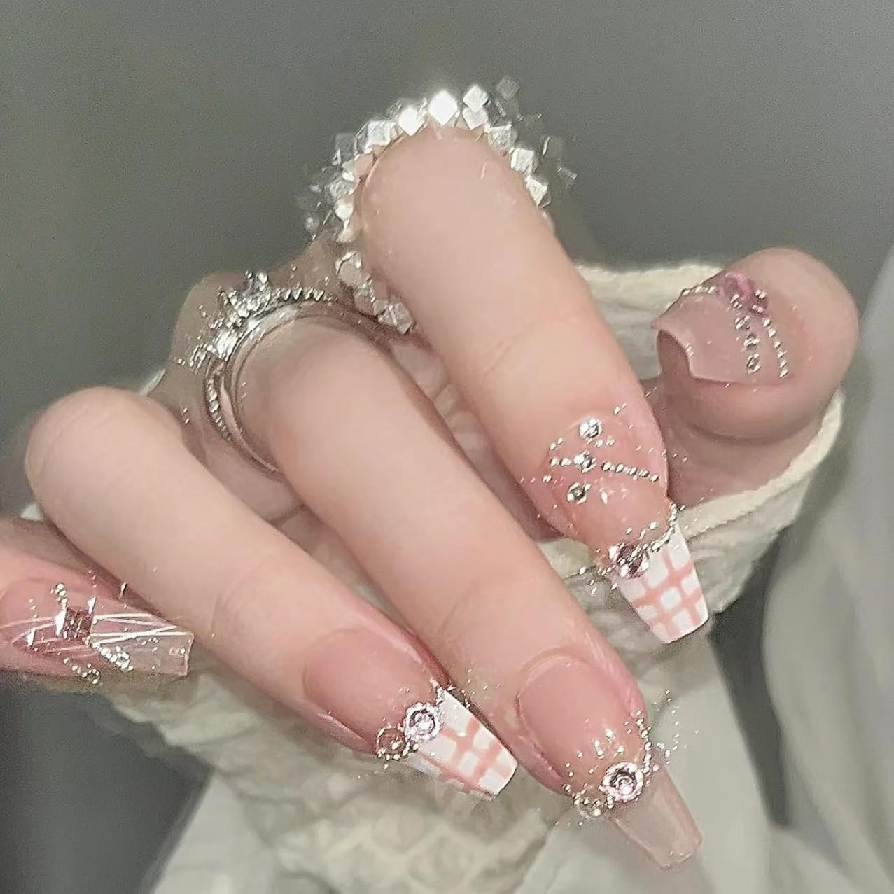 Press on Nails Long Pink False Nails Inlaid with Heart-Shaped Pearls, White Rose