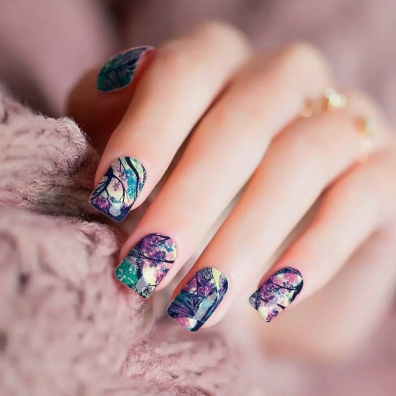 Lin Nail Art with Easy-To-Use Decal