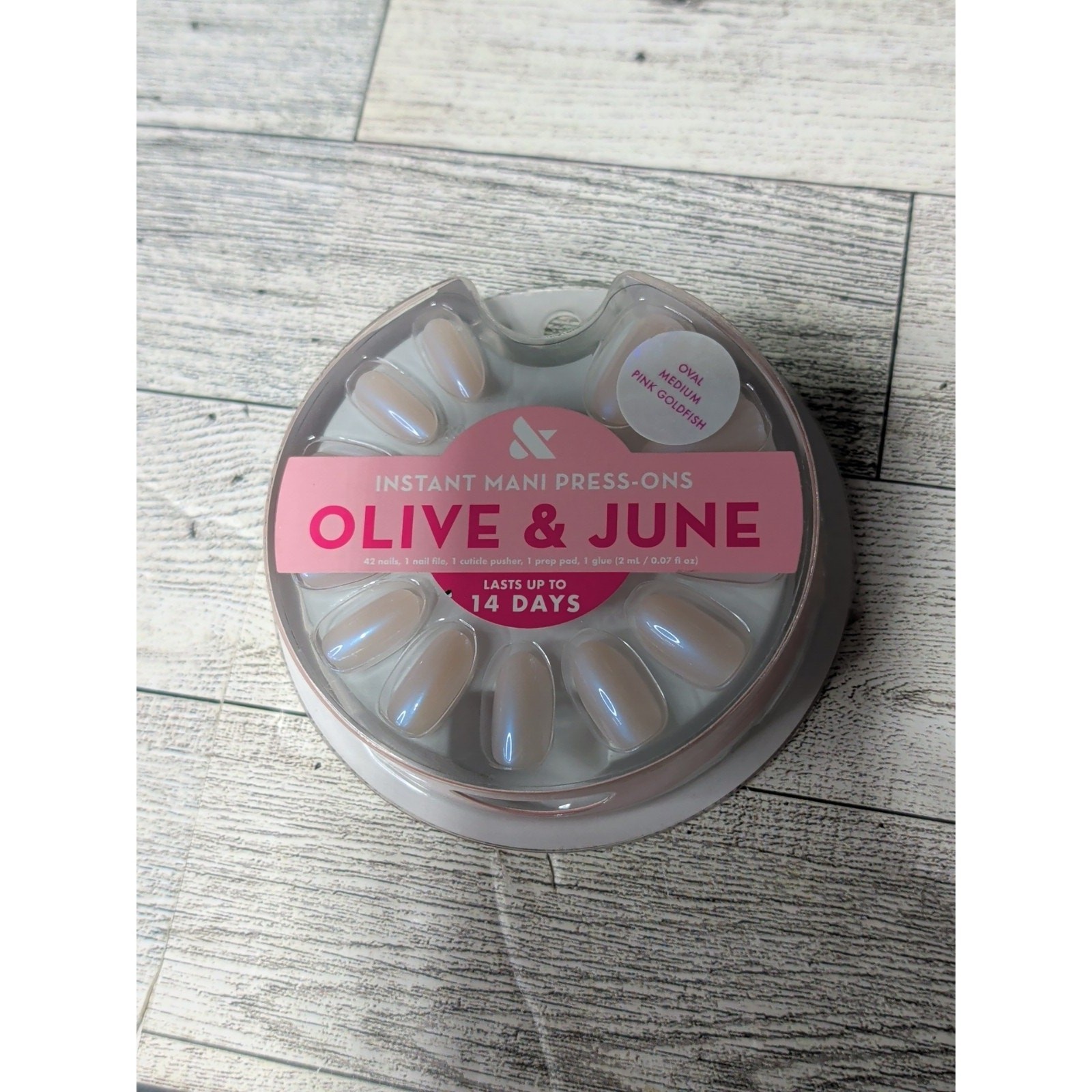 4 X Olive & June Instant Mani Press‑On Nails – Pink Goldfish – Medium