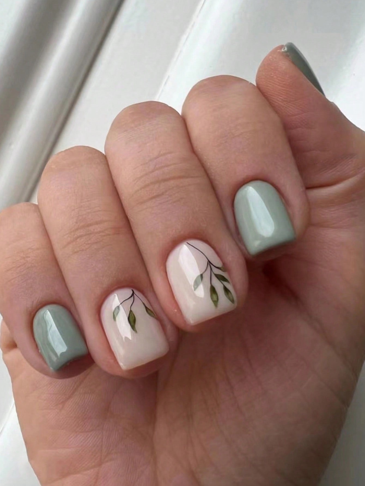 24pcs Short Square Leaf Pattern Pale Green Fake Nail Kit Press On Nails False