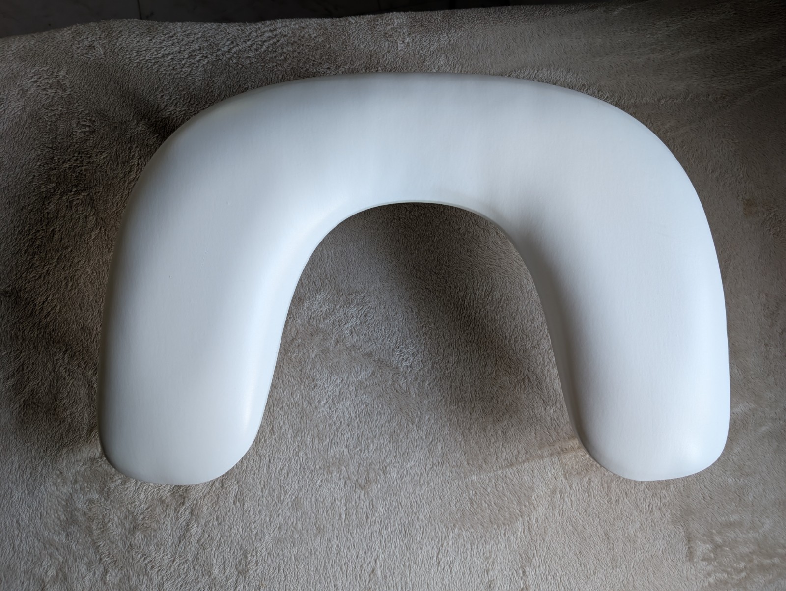 U-shaped nail armrest pillow, which is used to provide a comfortable and stable