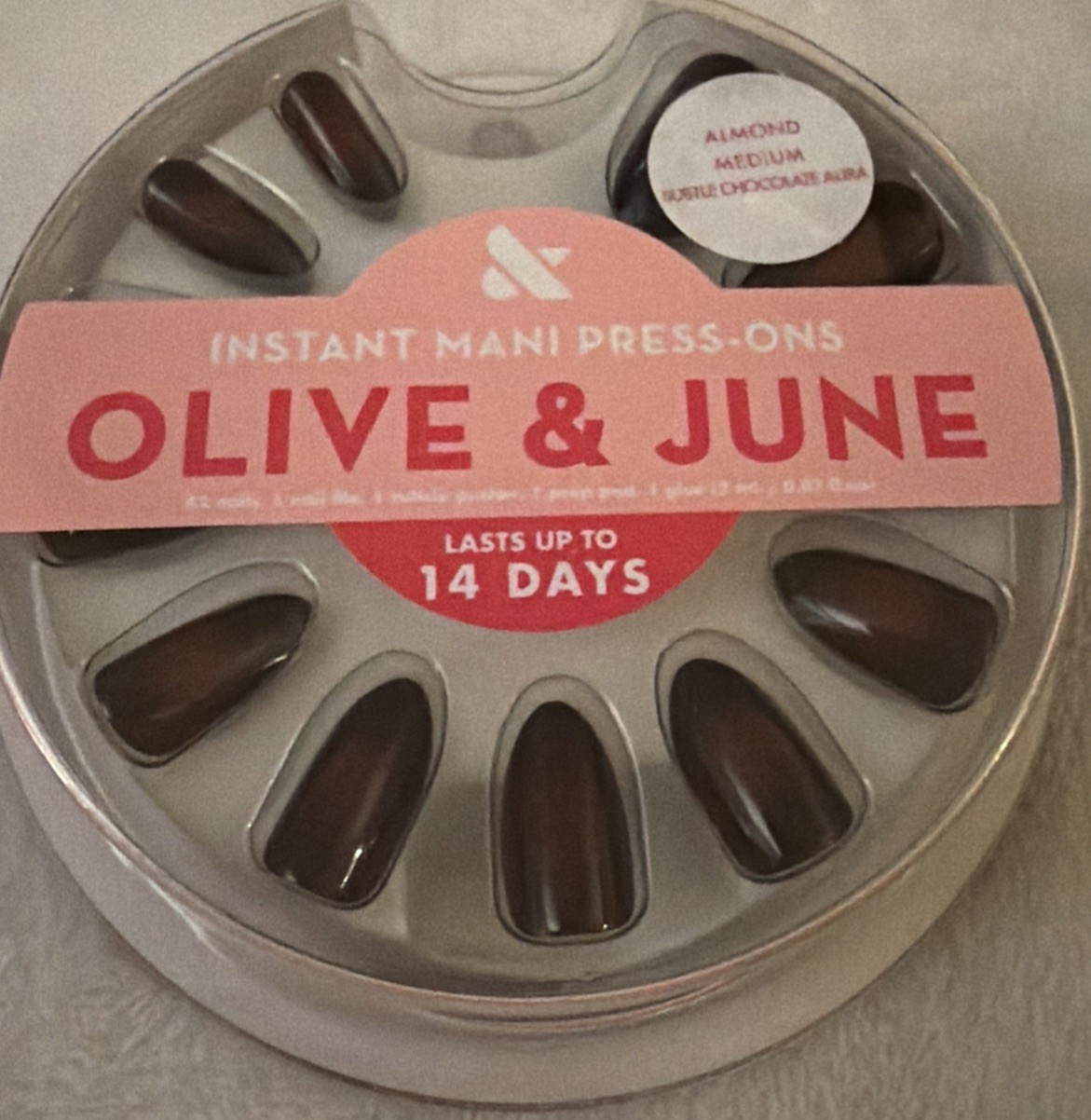 Olive & June Press‑On Nails Subtle Chocolate Aura – 42 Almond Medium