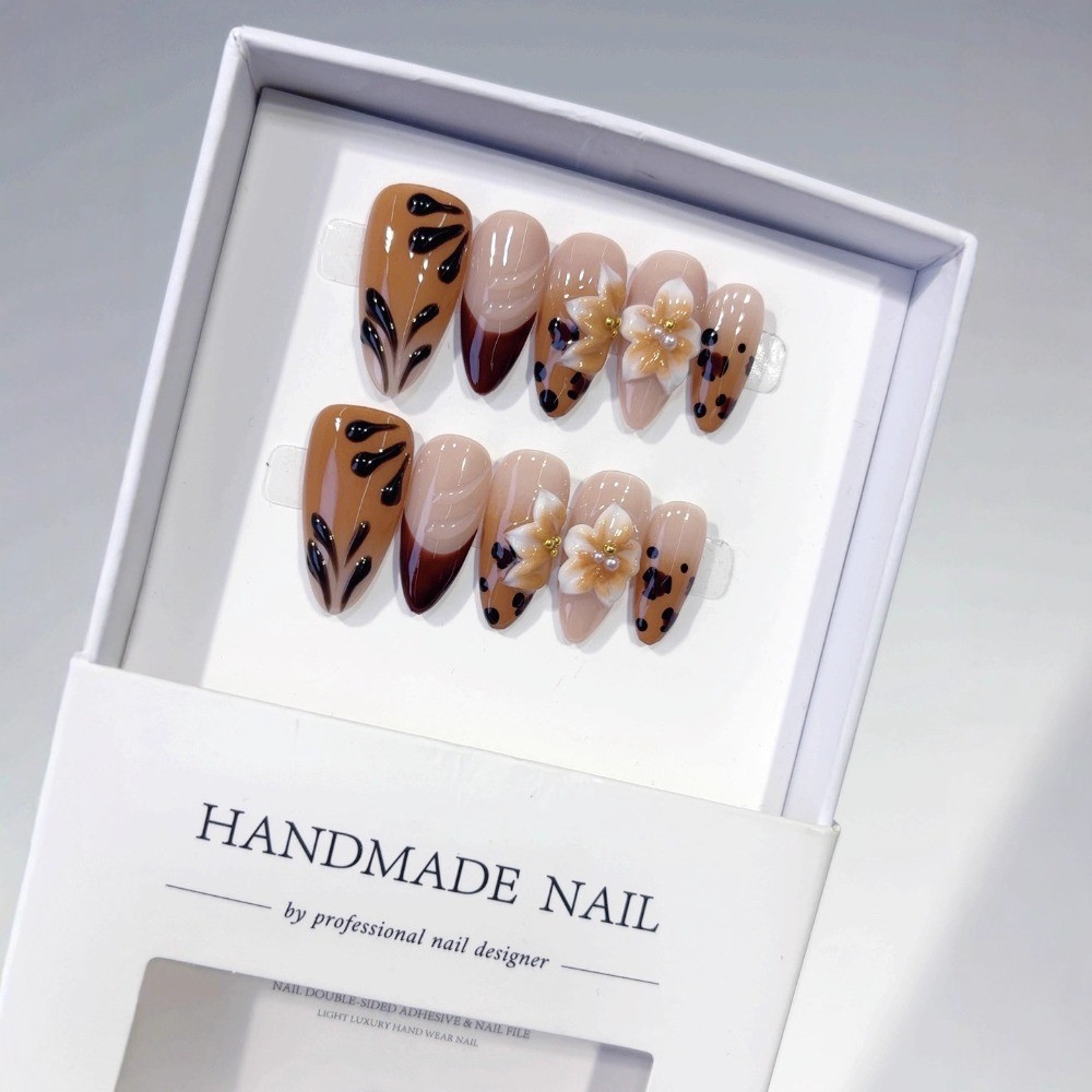 Amber 3D Carved Leopard Nails Floral Elegant Style Party Press On Nails