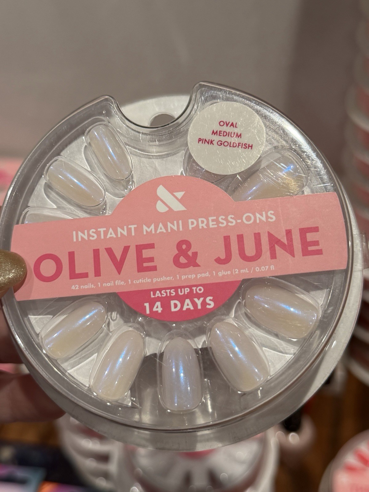 Olive & June Press-On Nails Oval Medium Pink Goldfish Shiny Pre-Designed