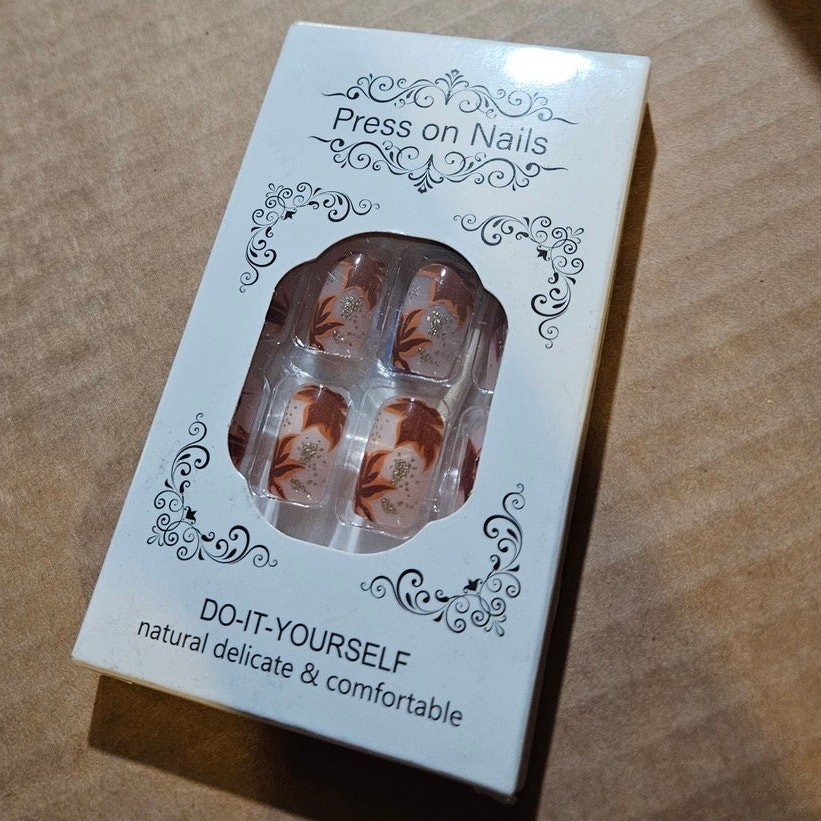 Boutique Maple Leaf Press-On Nails ~ DIY ~ Natural Delicate Comfortable