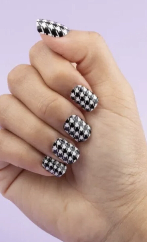 Red Aspen RELEASE THE HOUNDSTOOTH ELANOR Short Square PressOn Nail Dashes