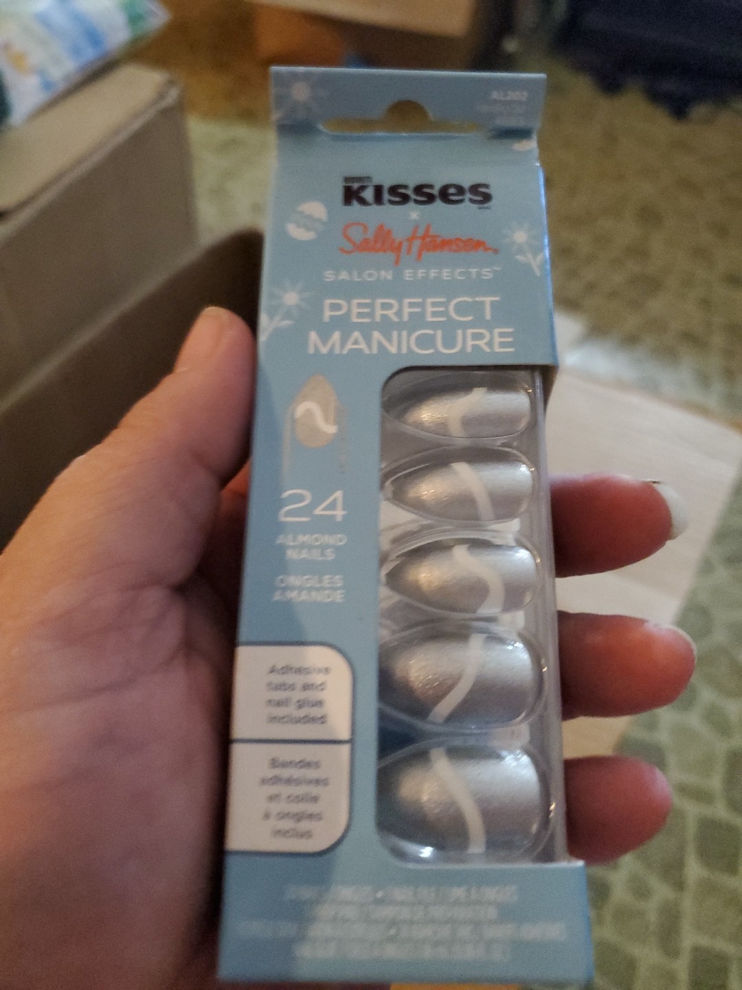 Sally Hansen Salon Effect Perfect Manicure x Hershey’s Kisses Handing Out Kisses