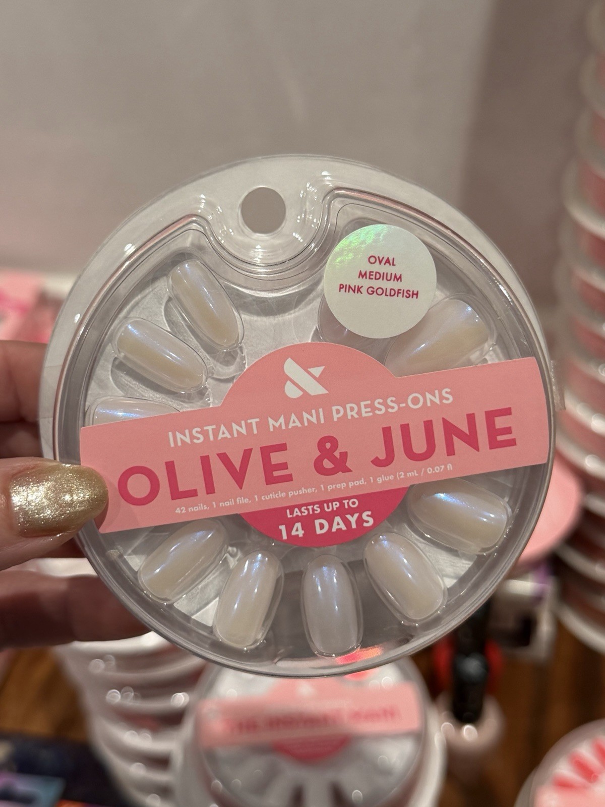 Olive & June Press-On Nails Oval Medium Pink Goldfish Shiny Pre-Designed