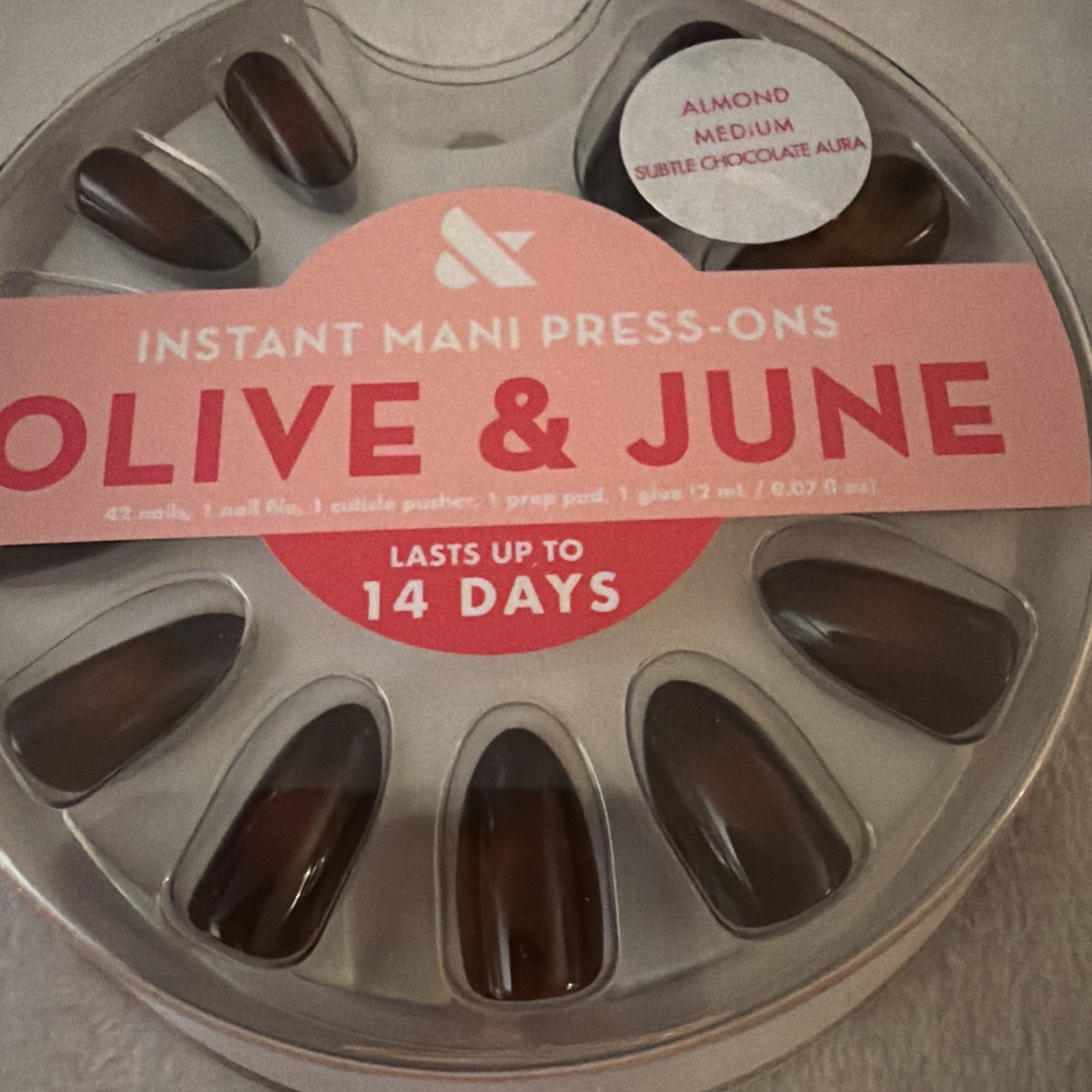 Olive & June Press‑On Nails Subtle Chocolate Aura – 42 Almond Medium