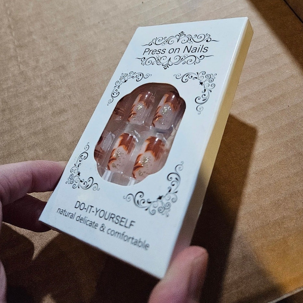 Boutique Maple Leaf Press-On Nails ~ DIY ~ Natural Delicate Comfortable