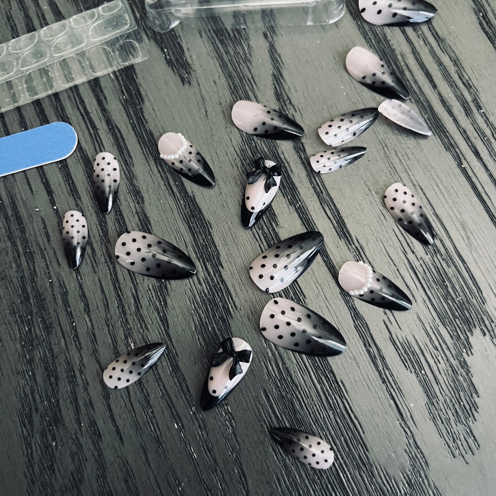 🖤 New! 24 Pcs 3D Pearls Bows & Lace Press on Nail Set Medium Almond Shaped