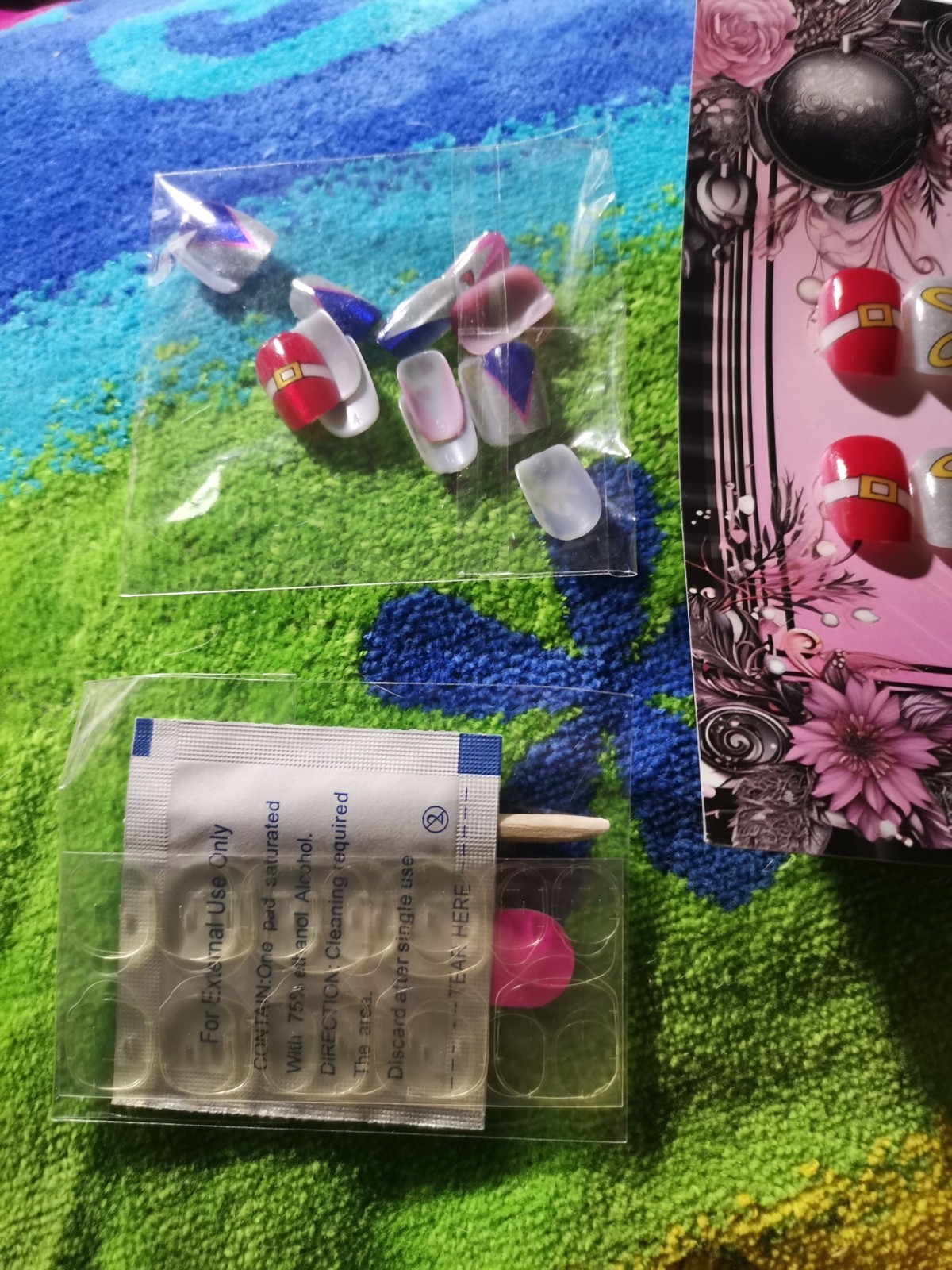 Press on nails short-medium length (Sonic)