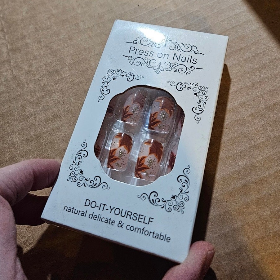 Boutique Maple Leaf Press-On Nails ~ DIY ~ Natural Delicate Comfortable
