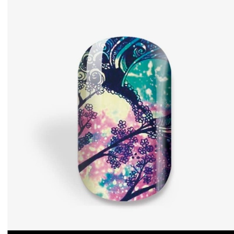 Lin Nail Art with Easy-To-Use Decal