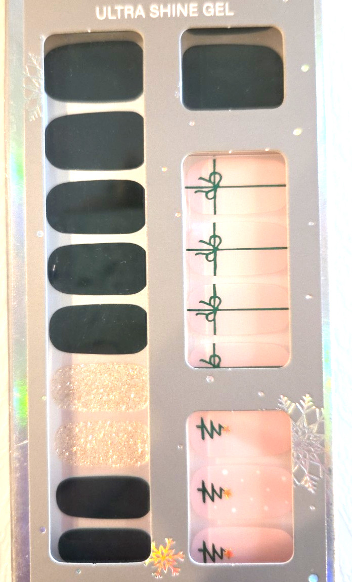 NIB Dashing Diva Green Tree Skirt Holiday Ultra Shine Gel Nail Strips 32pcs