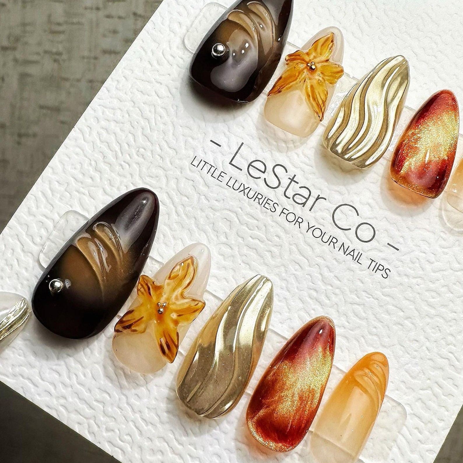 Handmade Amber Gradient 3D Flower Gold Wave Metal Medium Almond Press on Nails