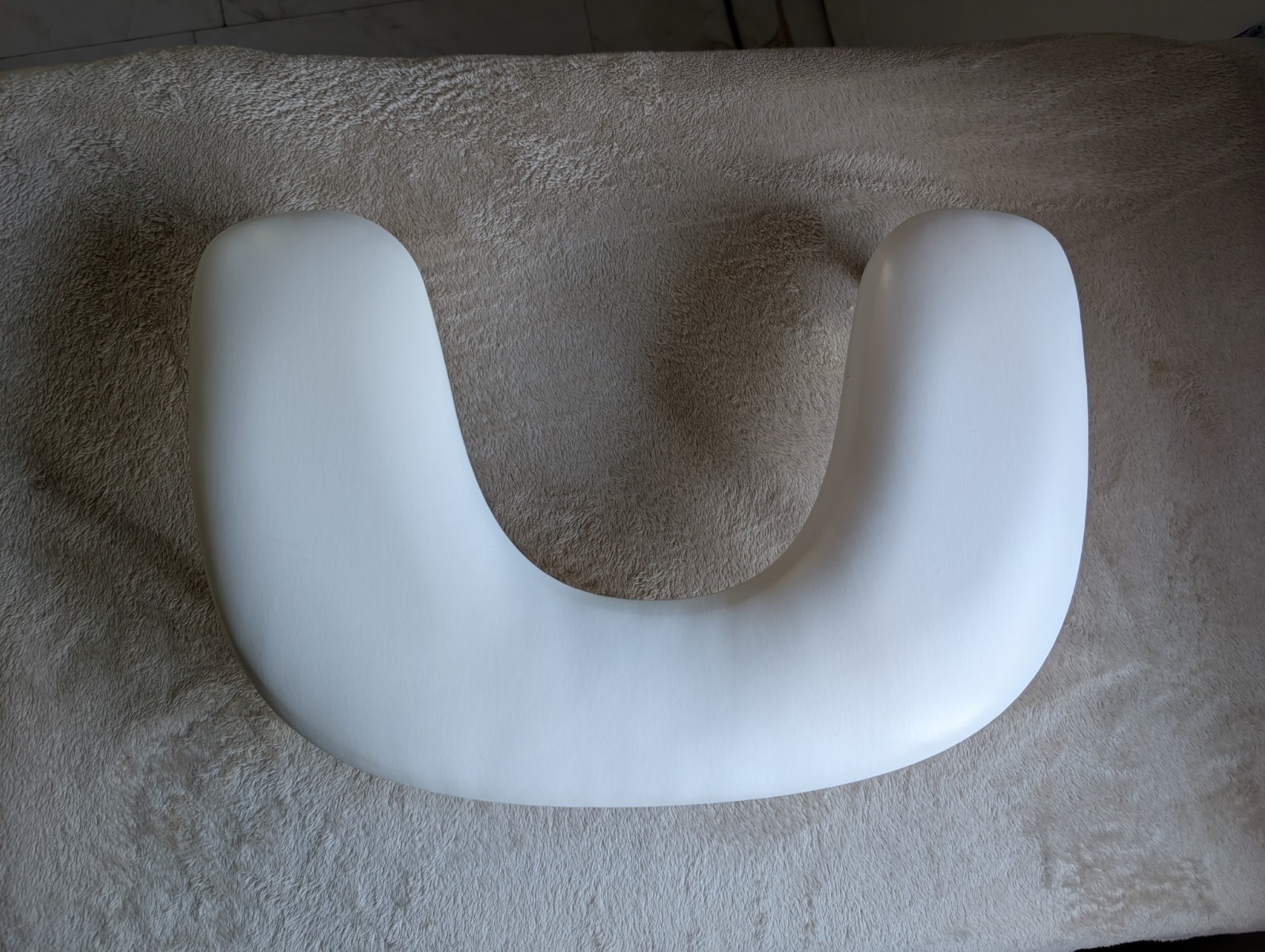U-shaped nail armrest pillow, which is used to provide a comfortable and stable