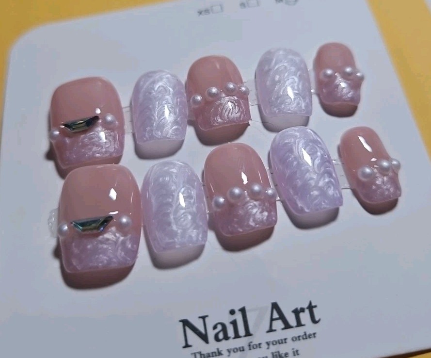 Nail Art 10PCS Short Medium Round Mother Pearl Pink With White & Gem Nails