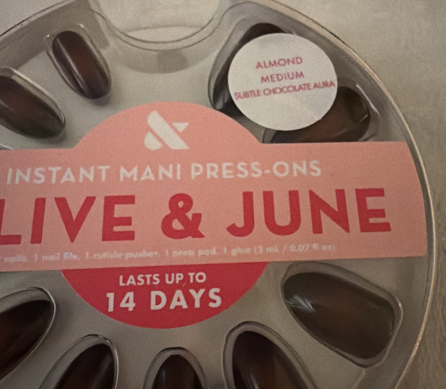 Olive & June Press‑On Nails Subtle Chocolate Aura – 42 Almond Medium