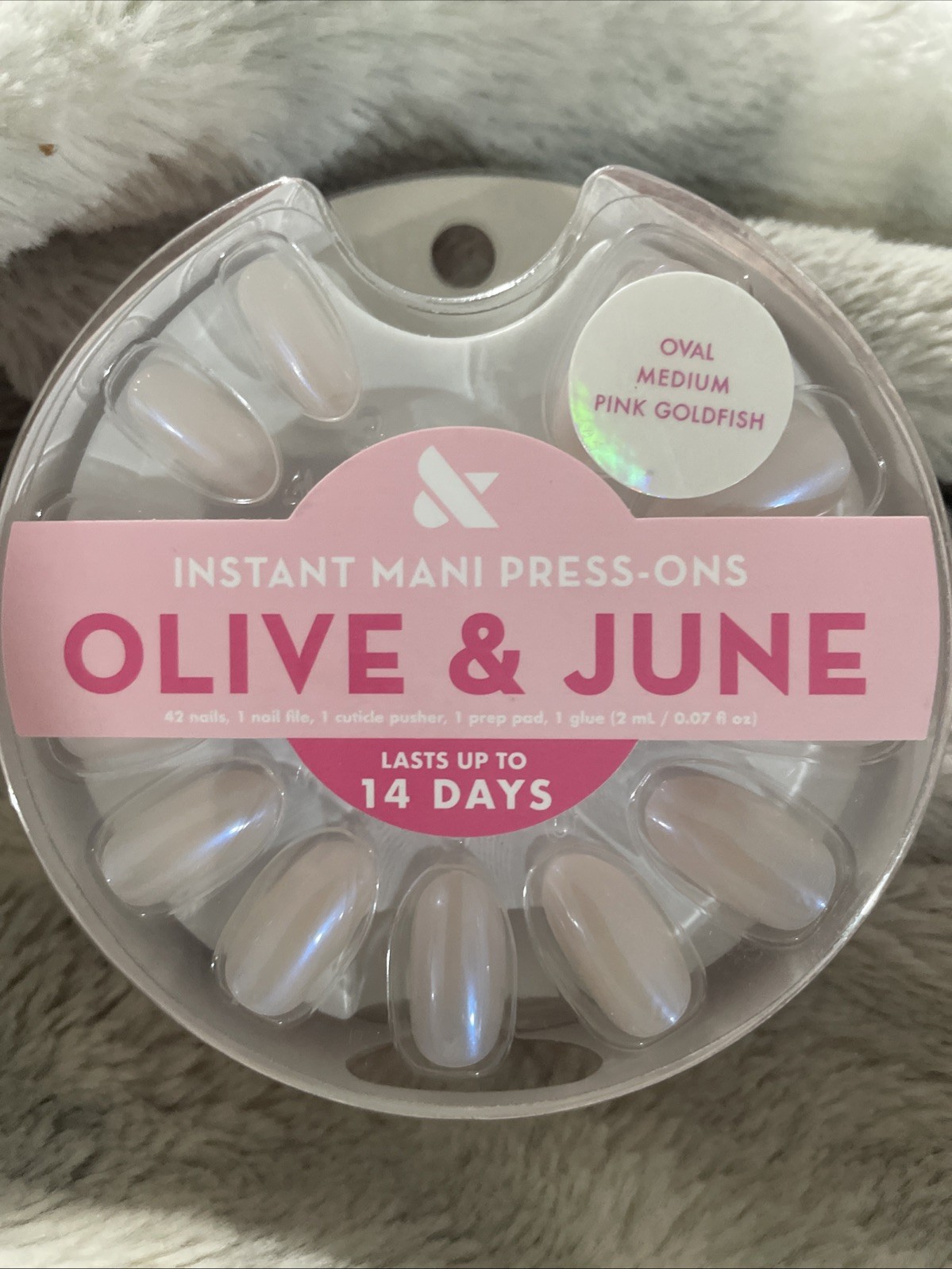 Olive & June Instant Mani Press-On Nails Medium Oval Pink Goldfish