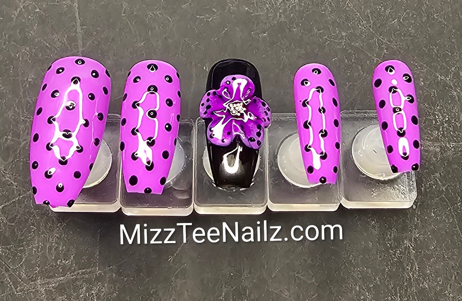 Press-On Nail Set # 107: Polka Dot Passion